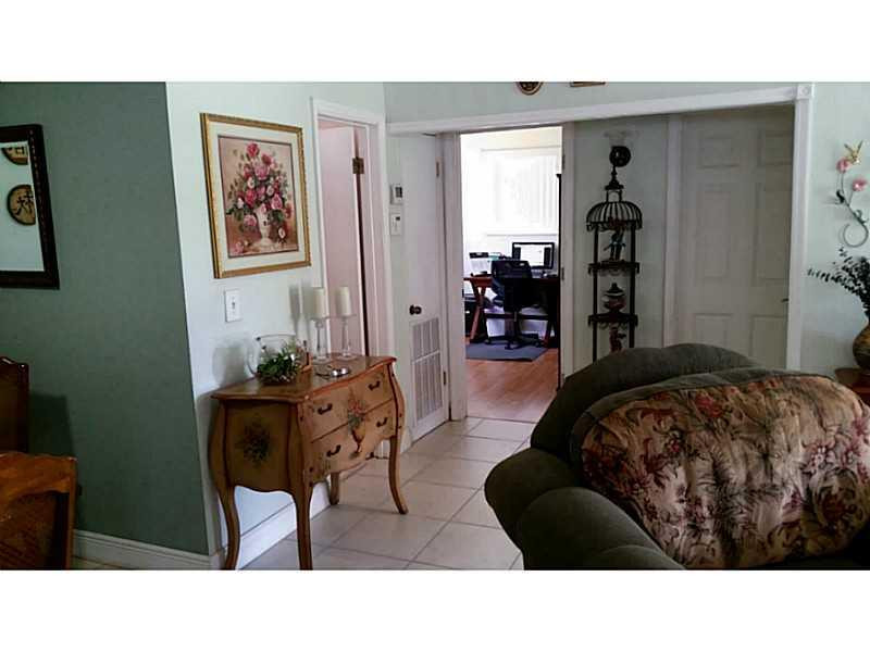 37 Thomas Road West Park, FL 33023 - Photo 4 of 18 Living Room