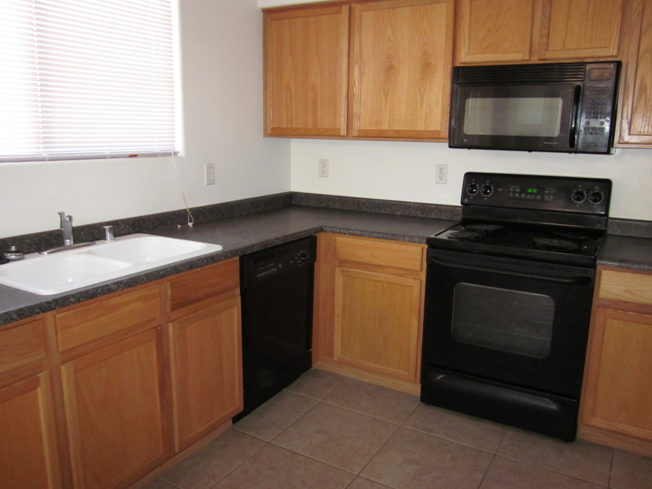 17074 West Northampton Road Surprise, AZ 85374 - Photo 4 of 12 KITCHEN