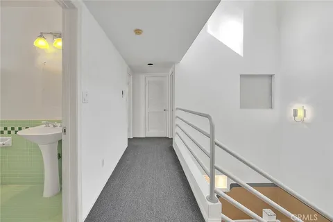 a view of entryway with outdoor area