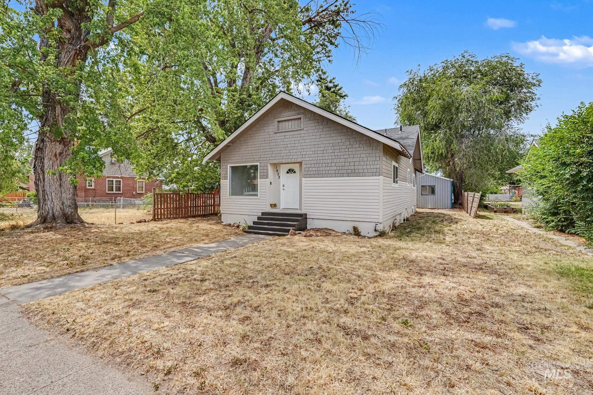 1023 State Street Weiser, ID 83672 - Photo 2 of 25 Single-story residence featuring a shingle and siding exterior