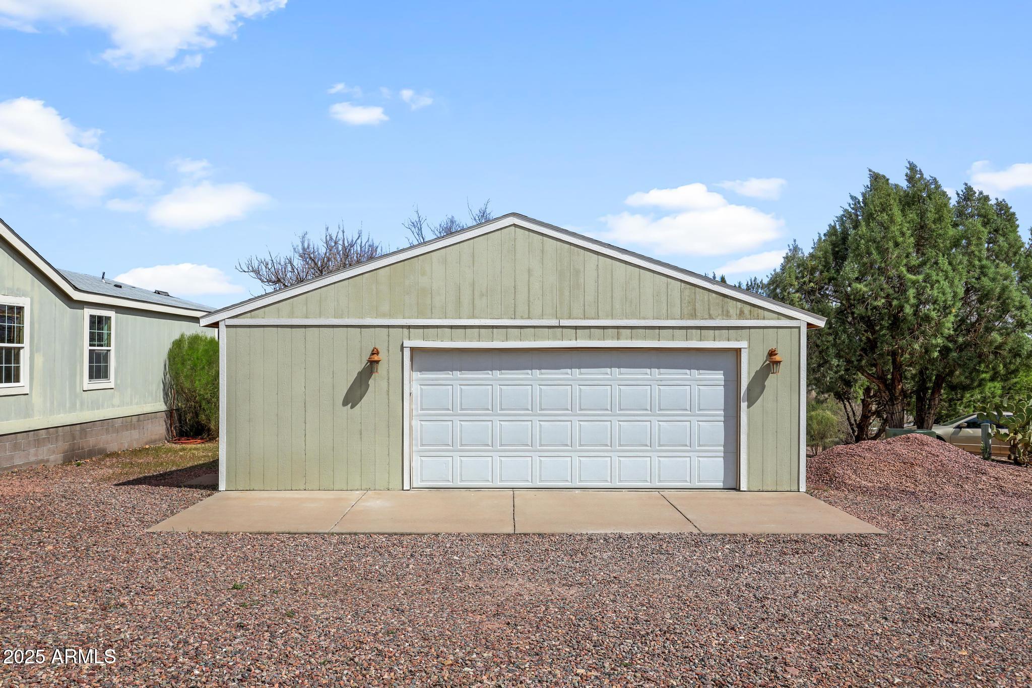 835 Deercreek Drive Payson, AZ 85541 - Photo 25 of 27 garage front