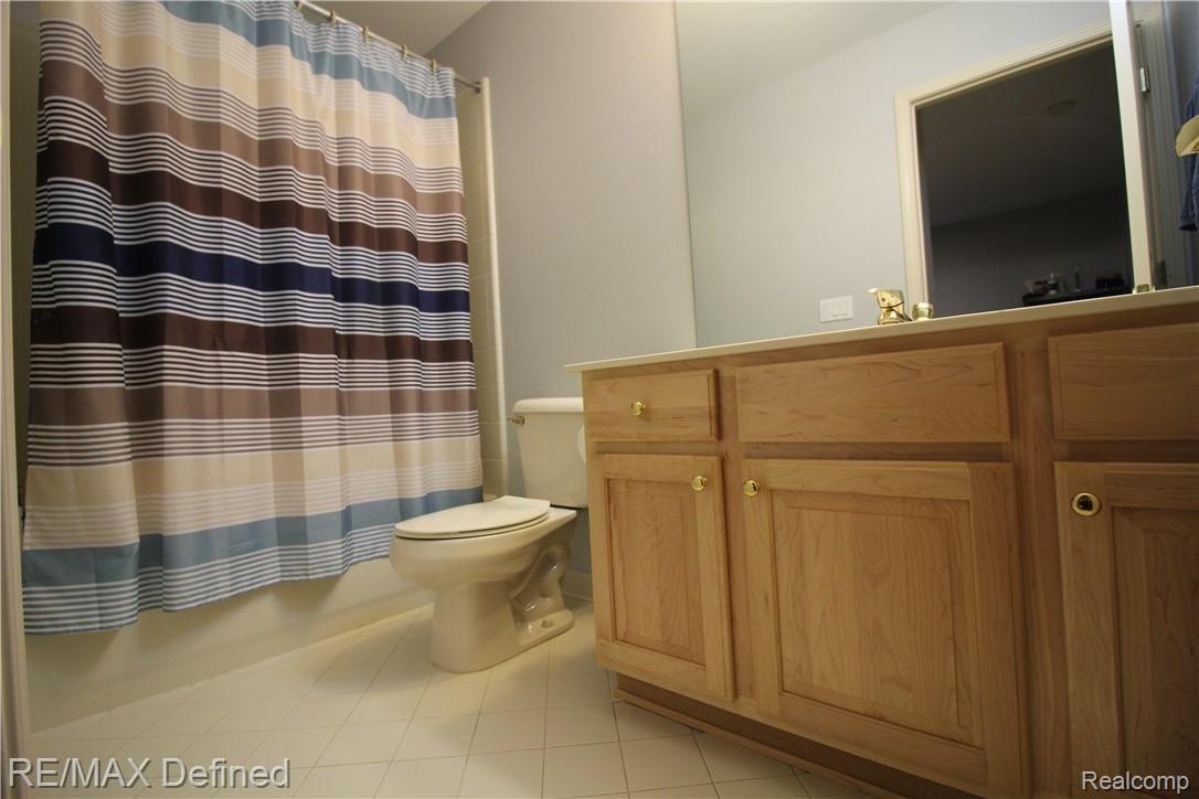 3727 Woodmonte Drive Rochester, MI 48306 - Photo 19 of 28 Private Guest Bath