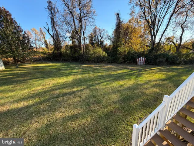 a view of a yard with a house