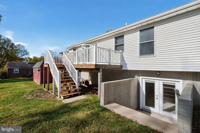 a view of a house with backyard