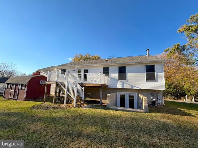 a view of a yard in front of house