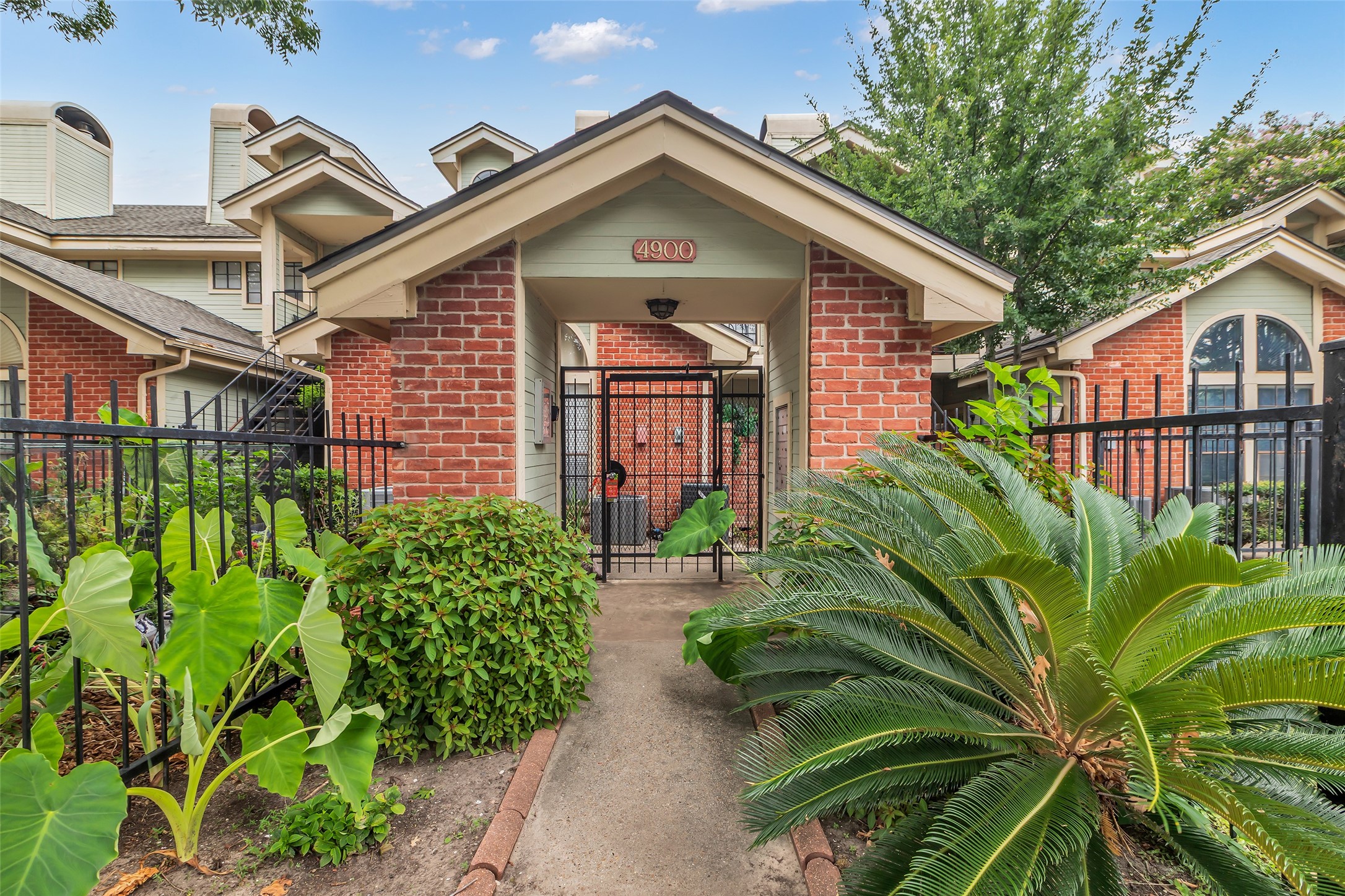 4900 Floyd Street, Unit 4 Houston, TX 77007 - Photo 23 of 27 Gated entry.