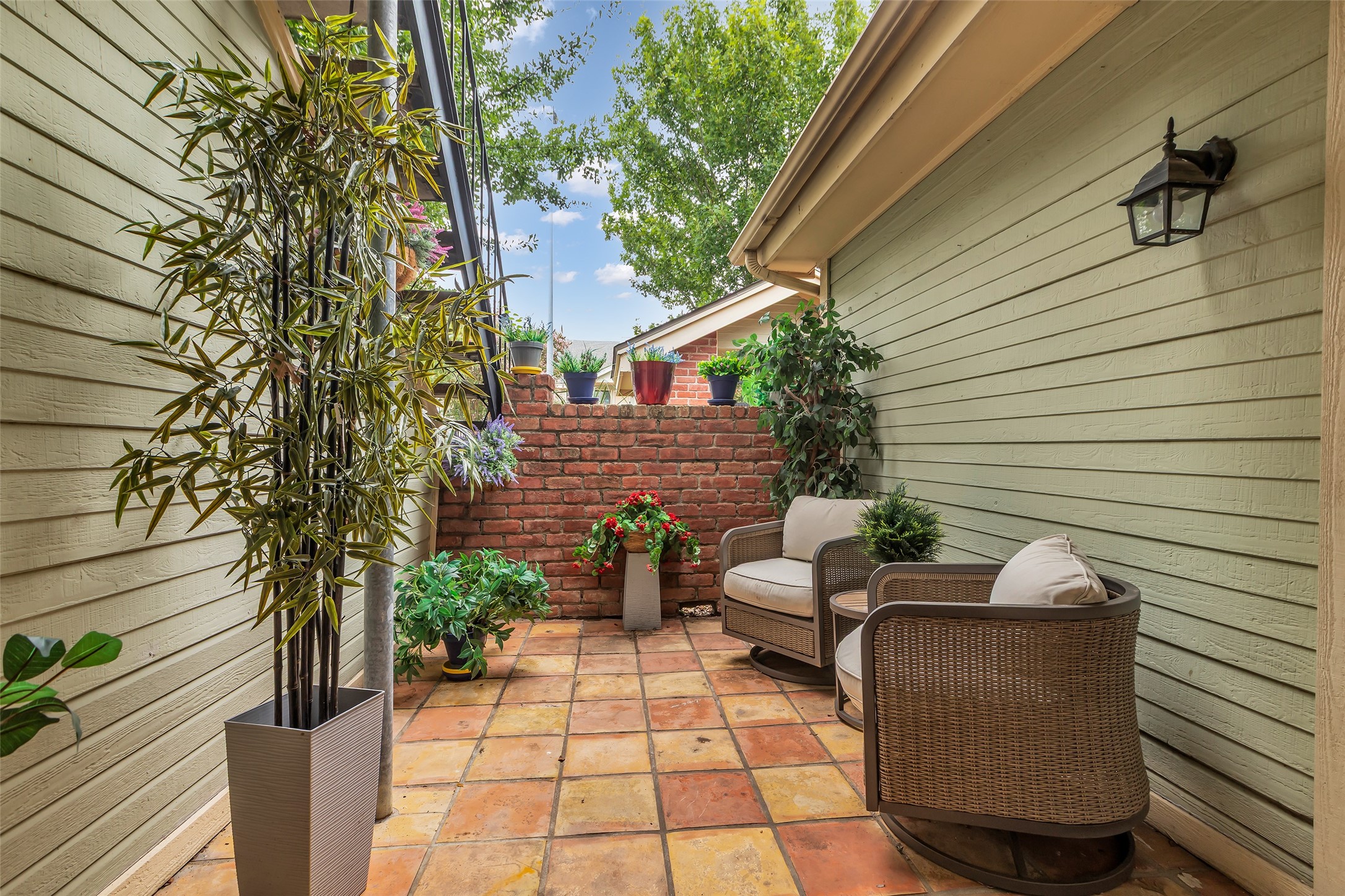 4900 Floyd Street, Unit 4 Houston, TX 77007 - Photo 25 of 27 Serene courtyard style patio ideal for entertaining or unwinding.