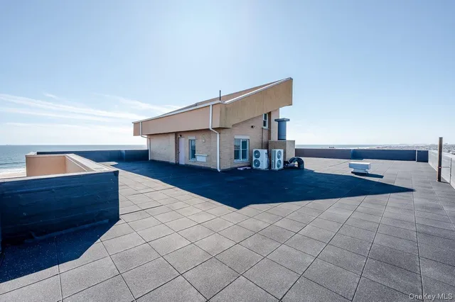 a view of a house with backyard and roof