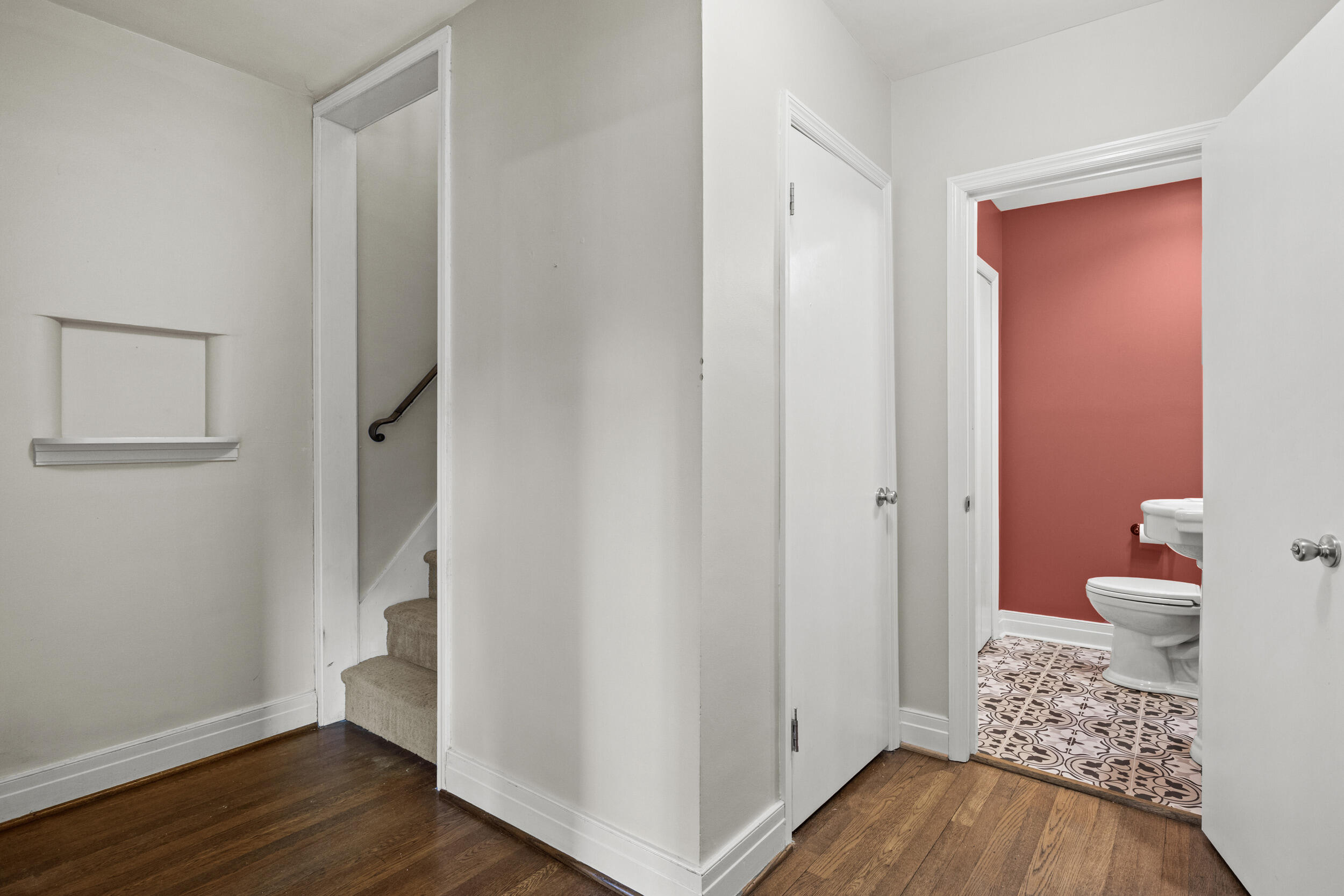 320 Hart Road Lexington, KY 40502 - Photo 26 of 67 Hallway to stairs and half bath