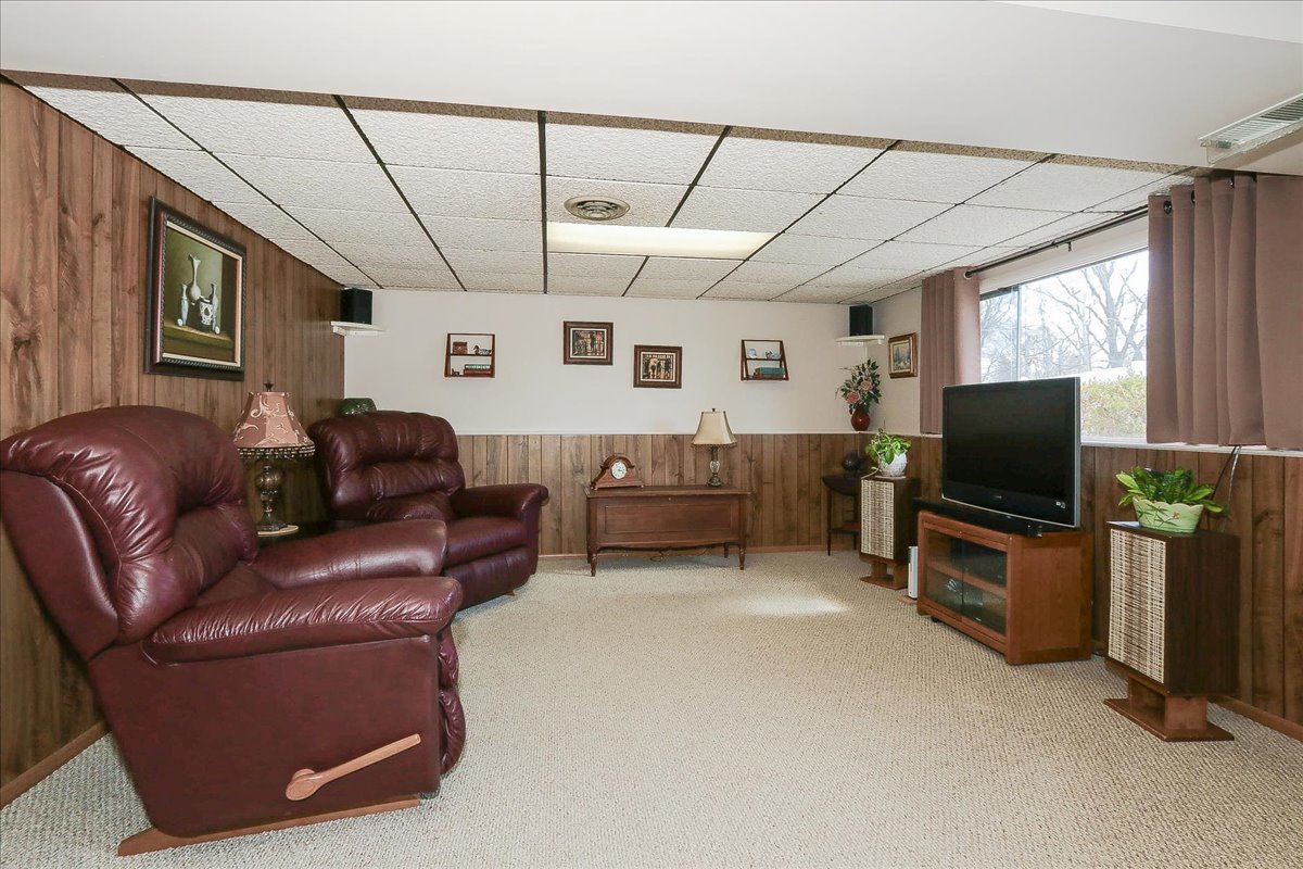 1335 Gentry Road Hoffman Estates, IL 60169 - Photo 20 of 33 a living room with furniture and a flat screen tv