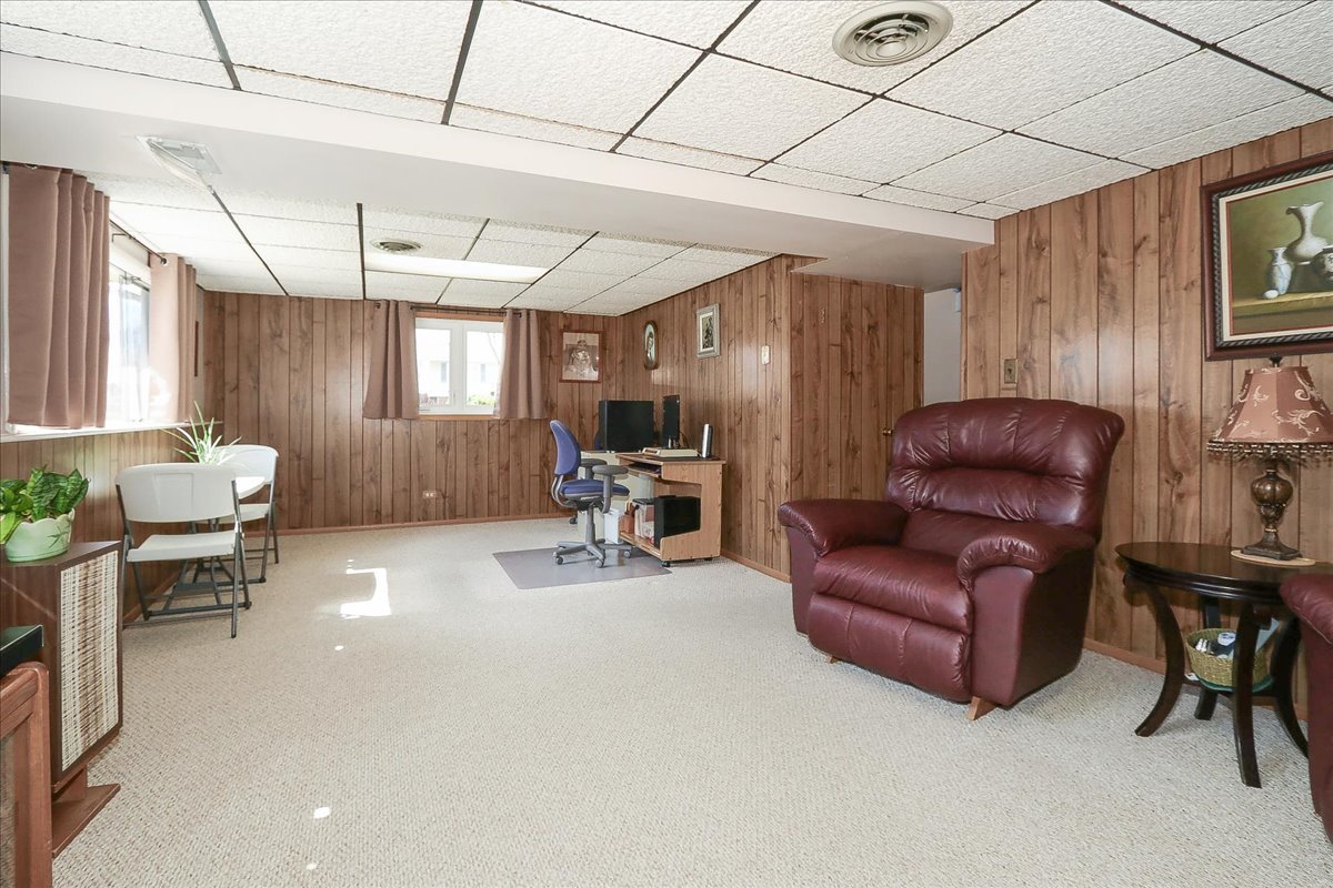 1335 Gentry Road Hoffman Estates, IL 60169 - Photo 21 of 33 a living room with furniture and a couch