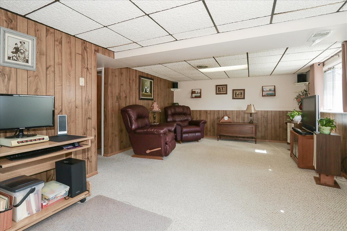 1335 Gentry Road Hoffman Estates, IL 60169 - Photo 22 of 33 a living room with furniture and a flat screen tv
