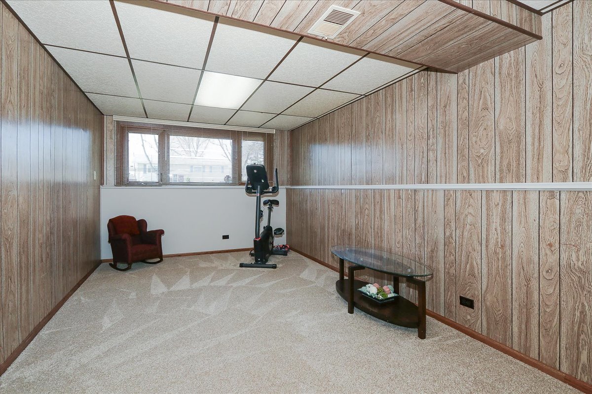 1335 Gentry Road Hoffman Estates, IL 60169 - Photo 24 of 33 a view of a garage room