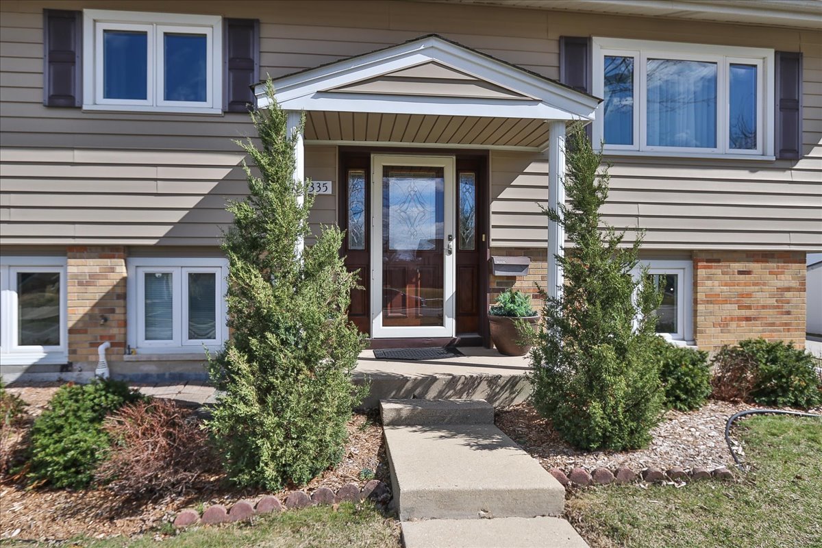 1335 Gentry Road Hoffman Estates, IL 60169 - Photo 3 of 33 front view of a house