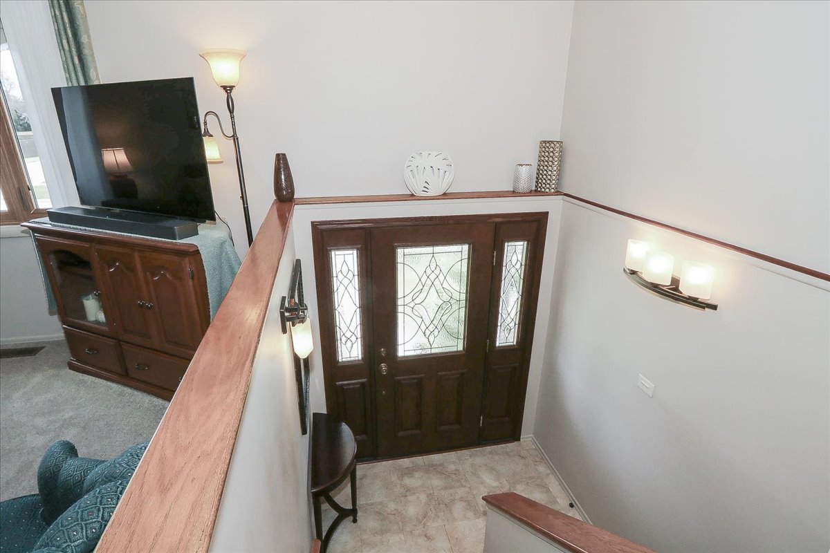 1335 Gentry Road Hoffman Estates, IL 60169 - Photo 4 of 33 a view of a livingroom with wooden floor