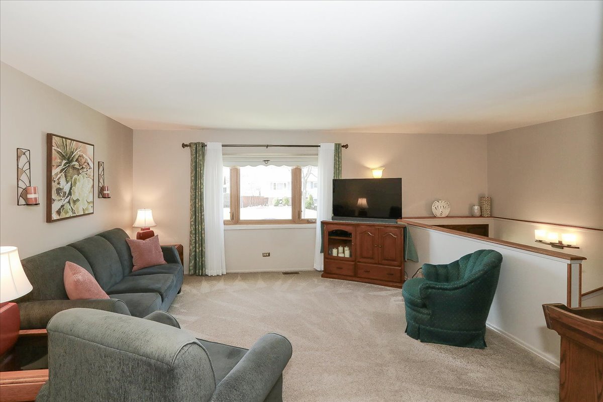 1335 Gentry Road Hoffman Estates, IL 60169 - Photo 6 of 33 a living room with furniture and a flat screen tv