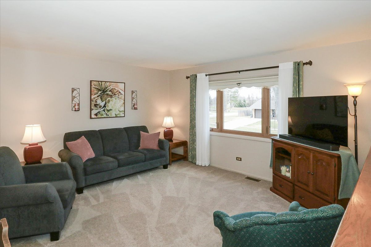 1335 Gentry Road Hoffman Estates, IL 60169 - Photo 8 of 33 a living room with furniture and a flat screen tv