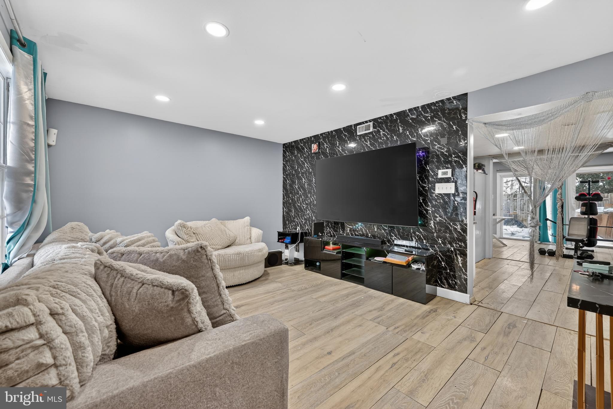 12 Ridgewood Place Willingboro, NJ 08046 - Photo 5 of 15 living room