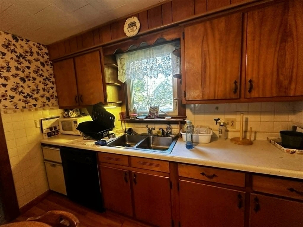 9 Spring Street Turners Falls, MA 01376 - Photo 4 of 17