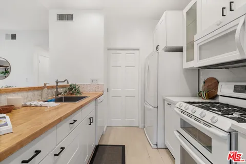 $949,000 | 8180 Manitoba Street, Unit 102, Playa del Rey, CA 90293