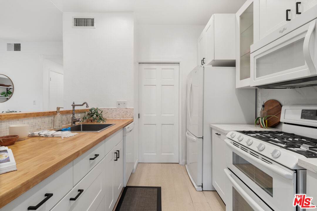 8180 Manitoba Street, Unit 102 Playa del Rey, CA 90293 - Photo 11 of 29