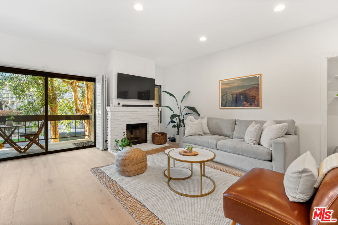 8180 Manitoba Street, Unit 102 Playa del Rey, CA 90293 - Photo 5 of 29