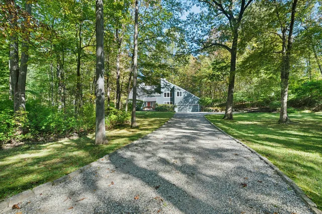 $985,000 | 90 Old Stagecoach Road, Redding, CT 06896