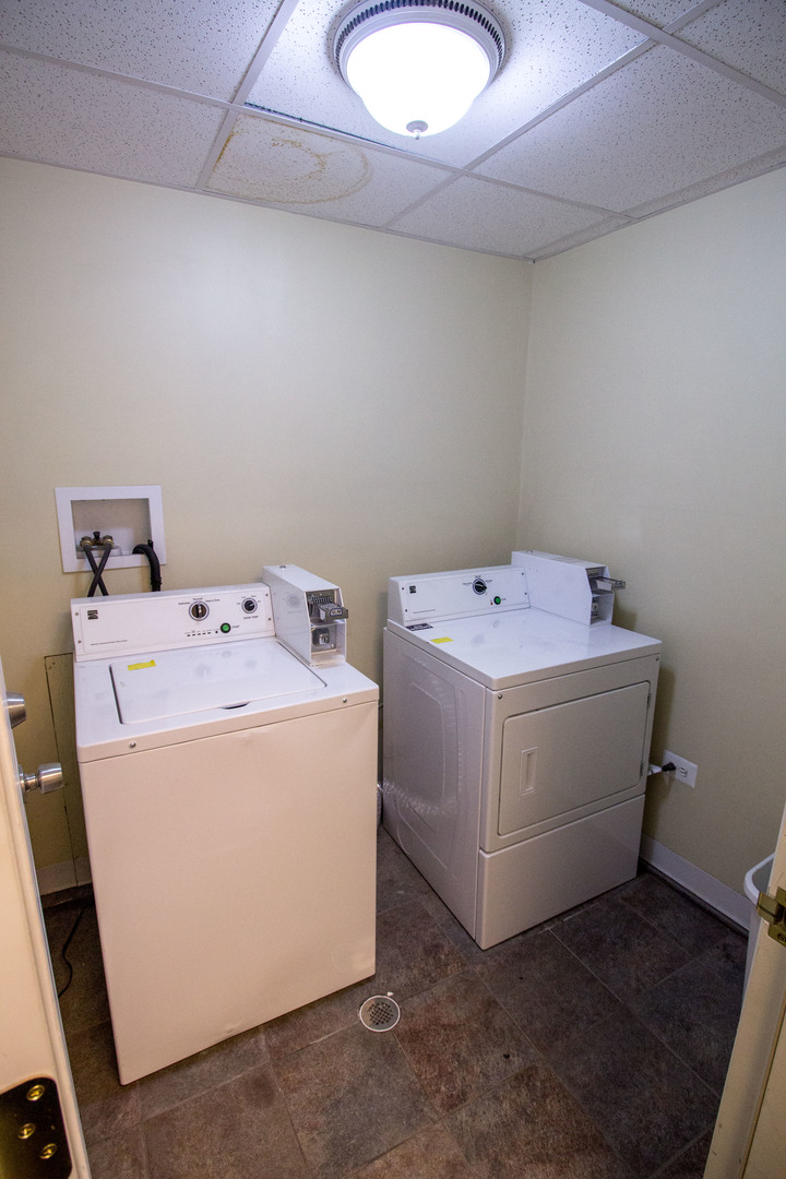 526 South York Street, Unit B Elmhurst, IL 60126 - Photo 14 of 15 a utility room with dryer and washer