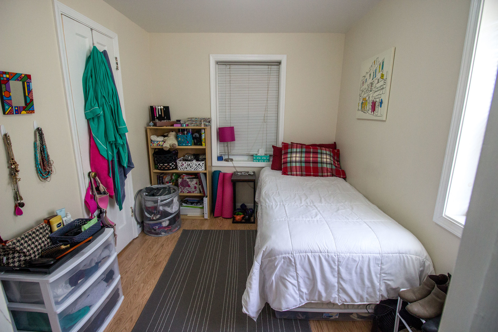 526 South York Street, Unit B Elmhurst, IL 60126 - Photo 10 of 15 a bedroom with a bed and a desk