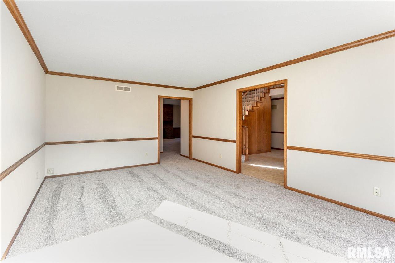 6630 James Road Bettendorf, IA 52722 - Photo 6 of 36 Gallery Image 6