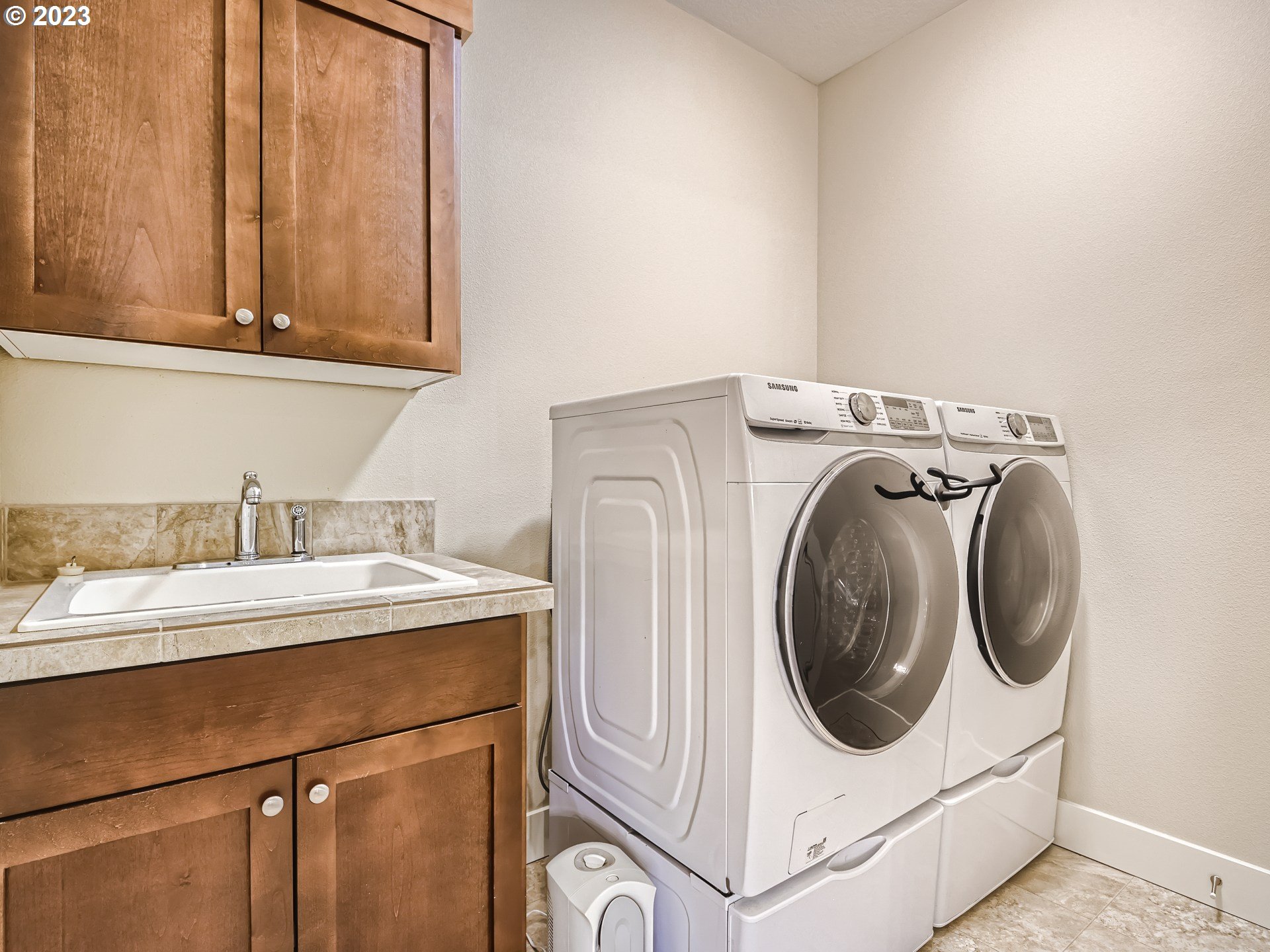 11469 Southwest Gabriel Street Tigard, OR 97224 - Photo 24 of 25 a utility room with dryer and washer