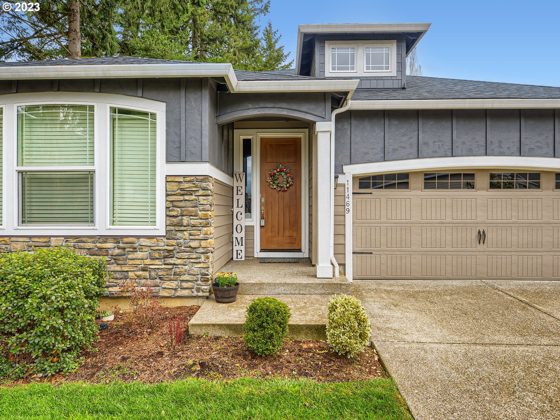 11469 Southwest Gabriel Street Tigard, OR 97224 - Photo 3 of 25 a front view of a house with garden
