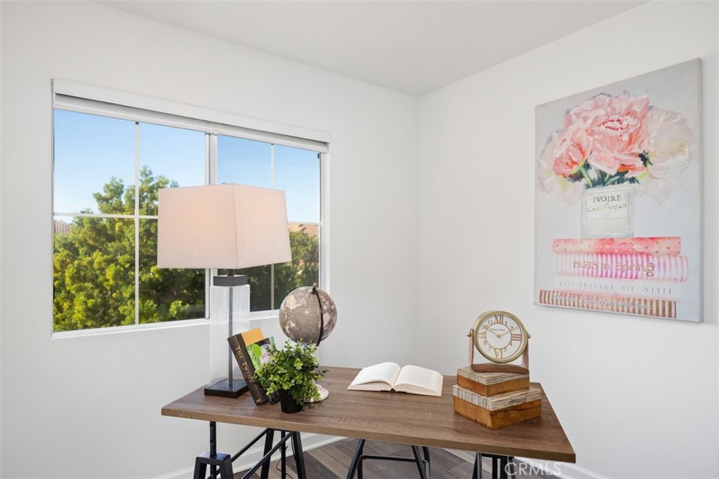 39 Ohio Irvine, CA 92606 - Photo 21 of 46 a workspace with furniture and a potted plant