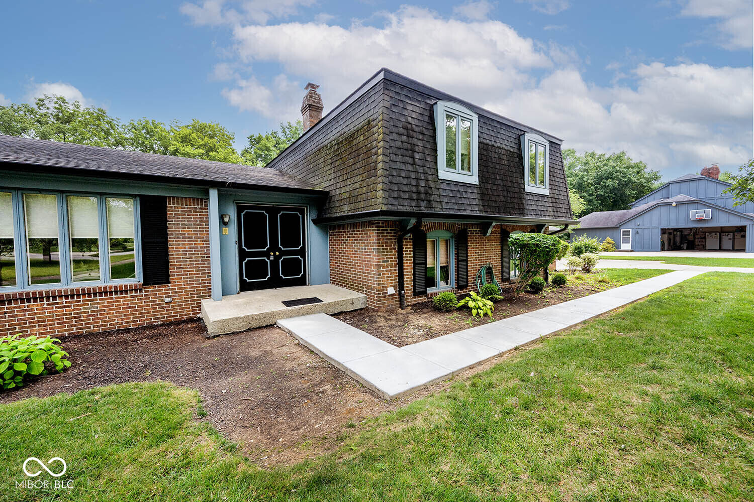 8959 Rexford Road Indianapolis, IN 46260 - Photo 3 of 51 Gallery Image 3
