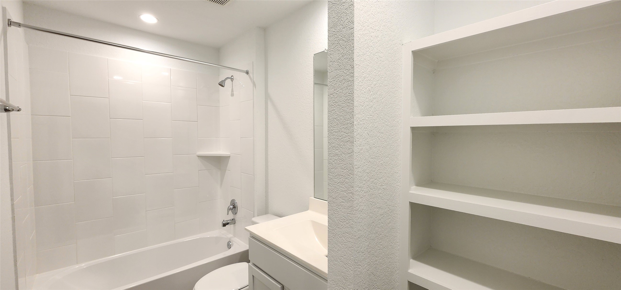 1107 Toledo Bend Pass Rosharon, TX 77583 - Photo 23 of 30 Hallway bathroom