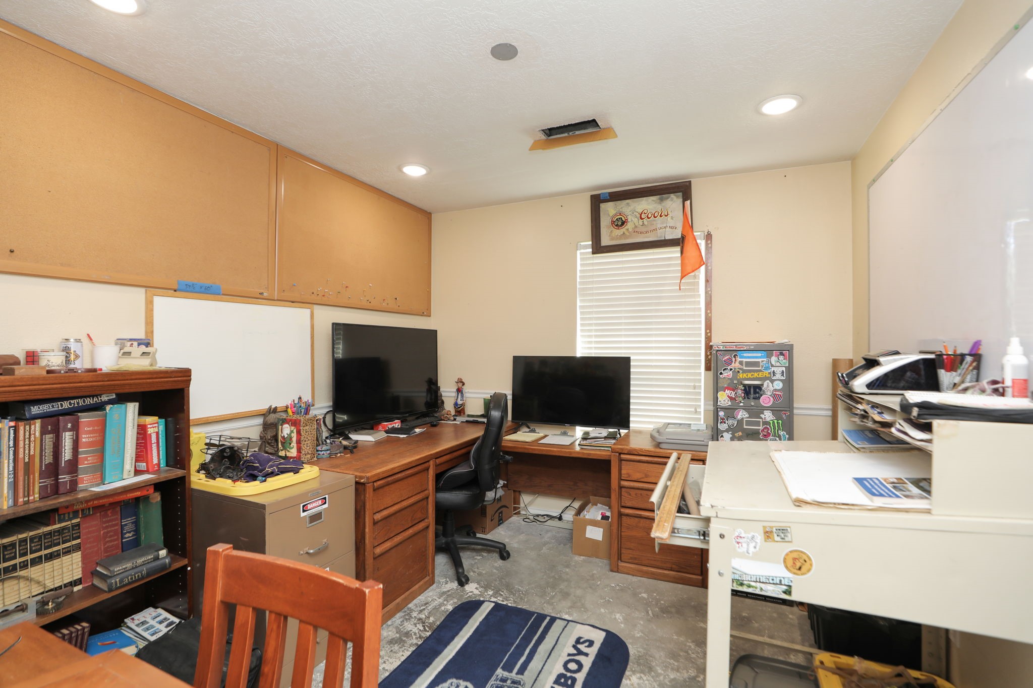 9810 Sugar Tree Court Houston, TX 77070 - Photo 19 of 30 a workspace with furniture and a flat screen tv