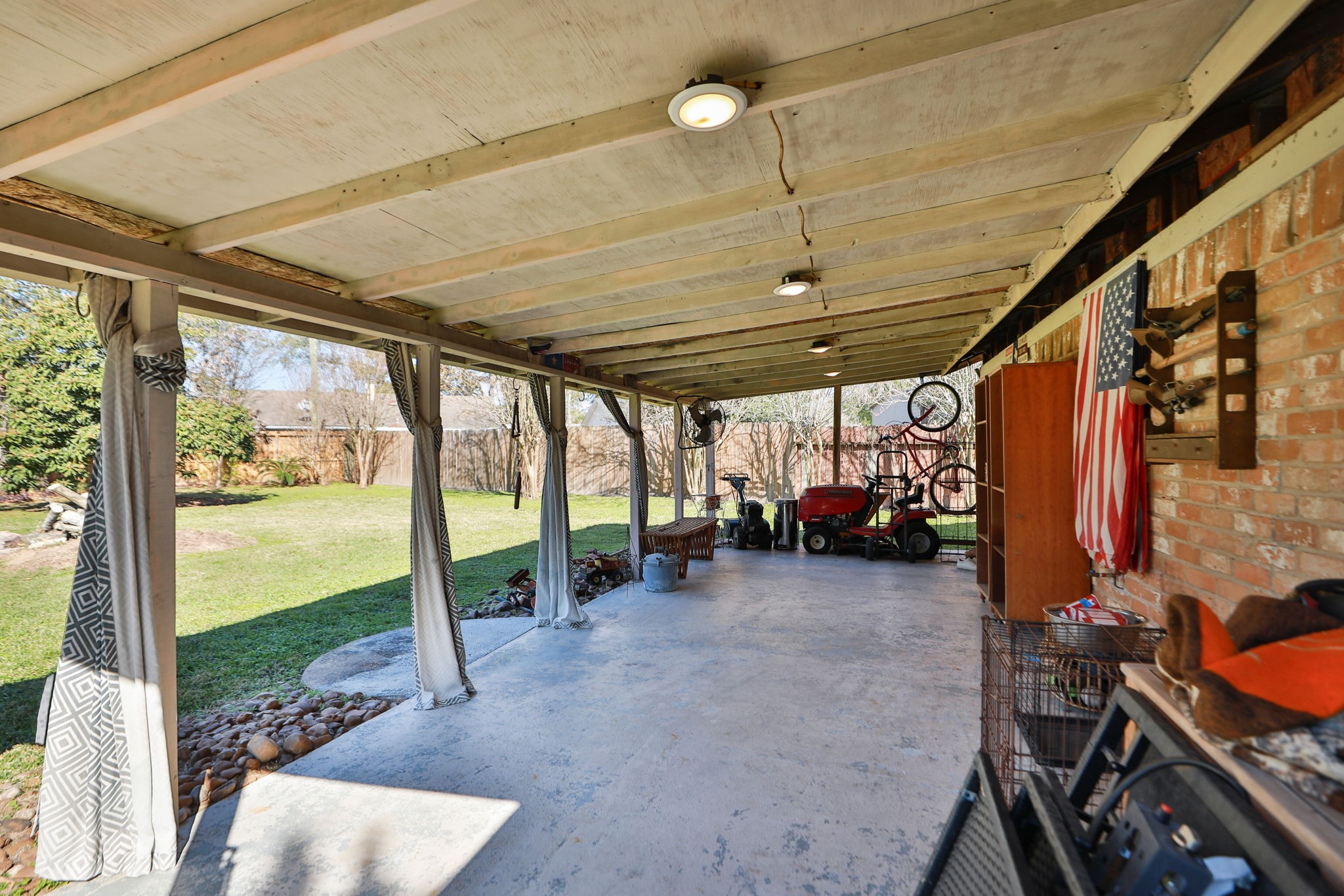 9810 Sugar Tree Court Houston, TX 77070 - Photo 23 of 30 a view of a garage