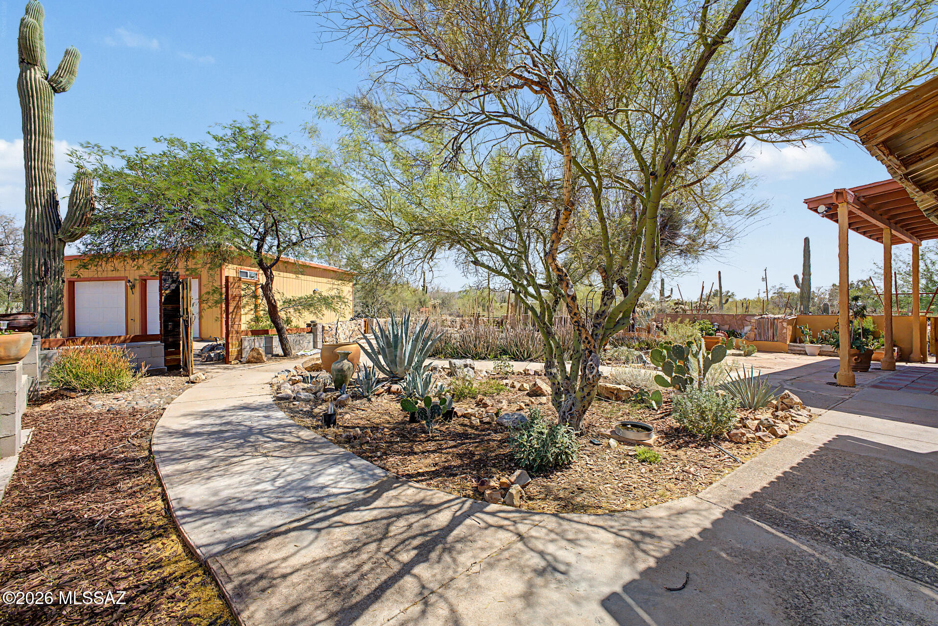 6225 North Van Ark Road Tucson, AZ 85743 - Photo 43 of 45 Front courtyard looking at shop