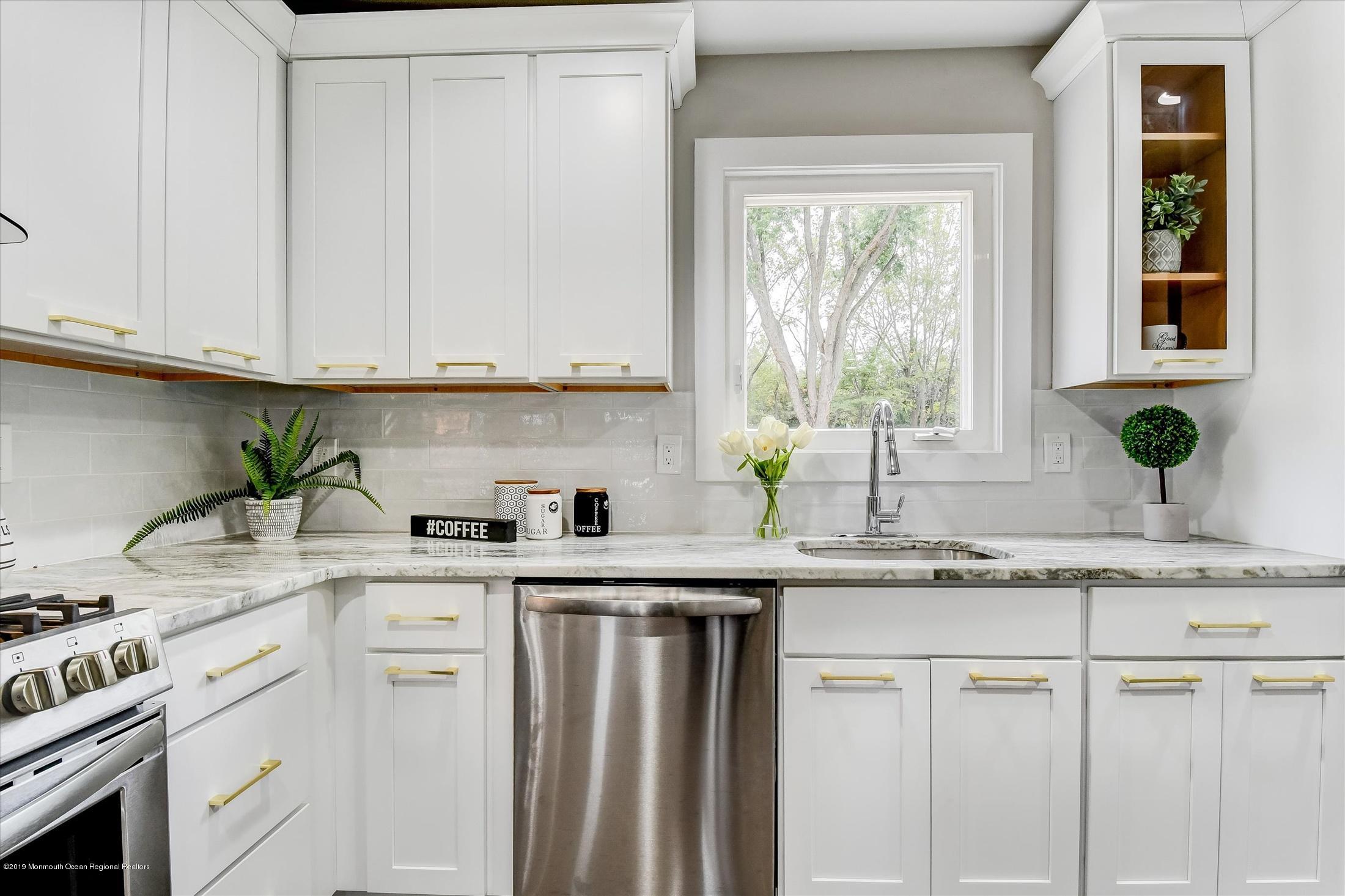 15 Quebec Road Marlboro, NJ 07746 - Photo 11 of 29 Tile Backsplash