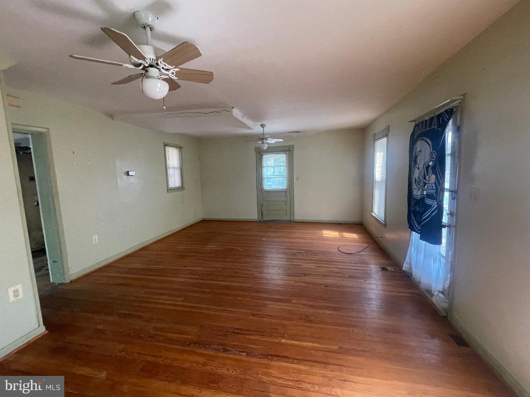 15121 Barnesville Road Boyds, MD 20841 - Photo 4 of 27 Spacious room with natural light.