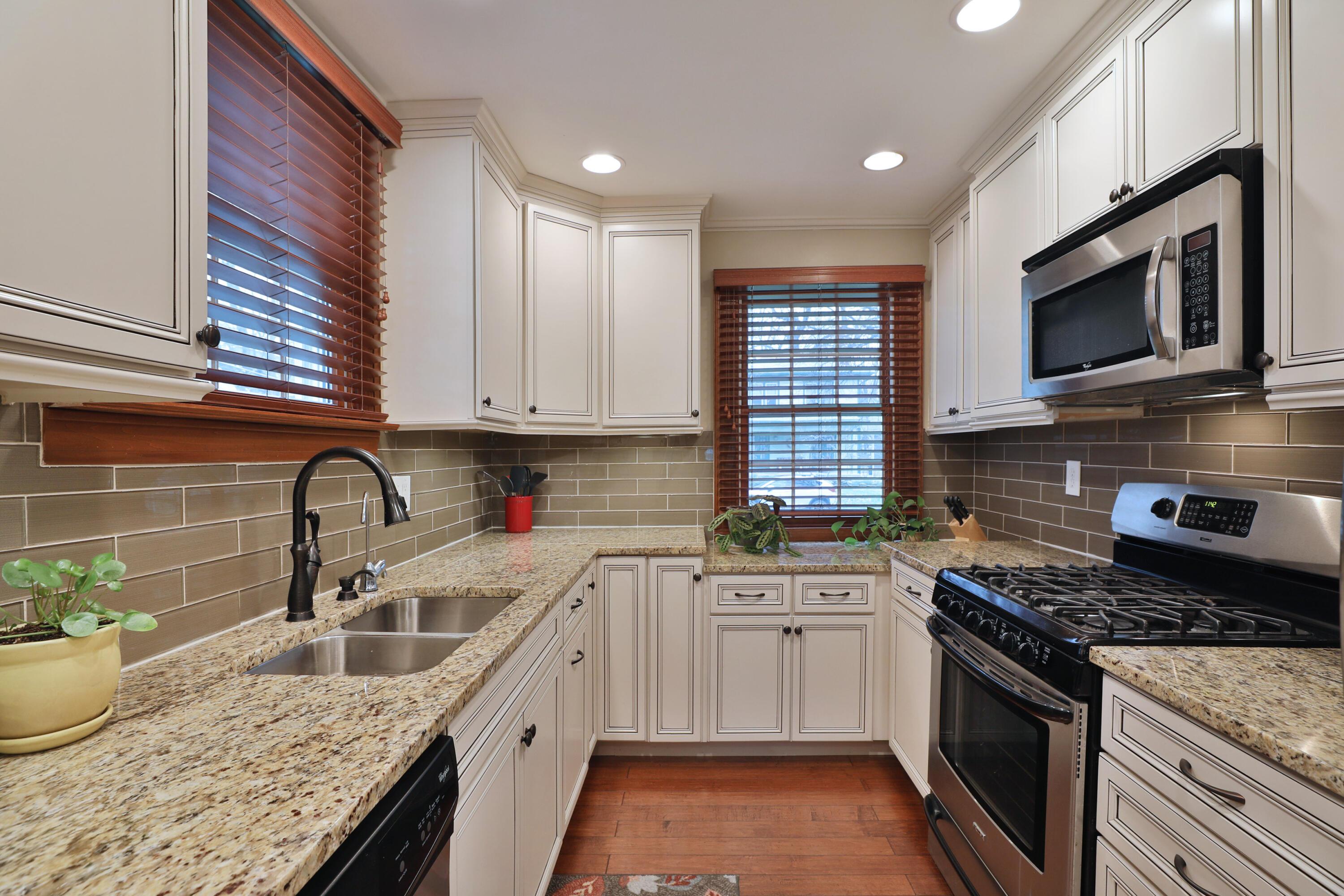 390 East Beaumont Road Columbus, OH 43214 - Photo 15 of 52 Eat-in kitchen