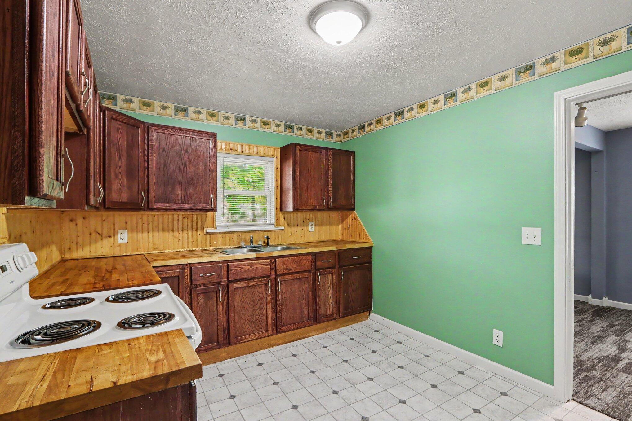 30 Ave B Springfield, MI 49037 - Photo 7 of 15 008_file_4380