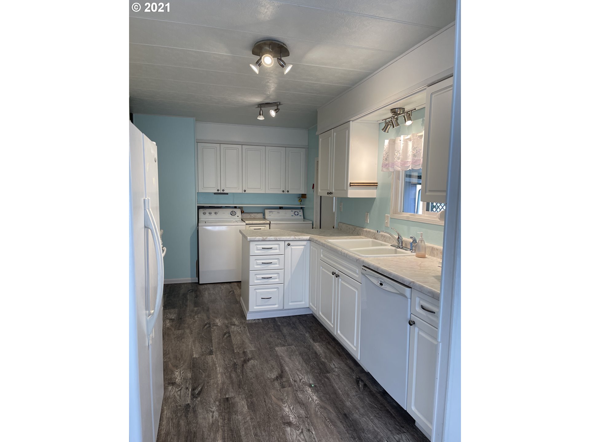 1125 58th Street, Unit SP001 Springfield, OR 97478 - Photo 5 of 28 a kitchen with a sink cabinets and window