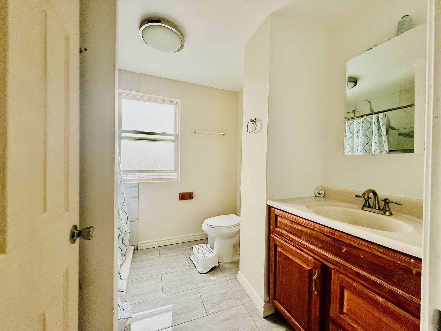 5542 South Nottingham Avenue Chicago, IL 60638 - Photo 10 of 39 a bathroom with a sink a toilet and shower