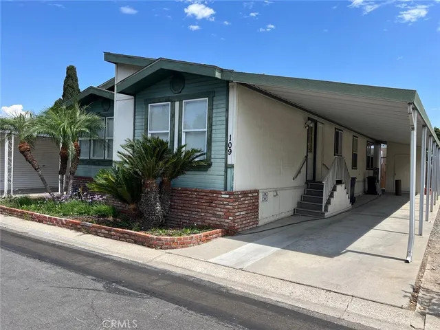a view of entryway with a garden