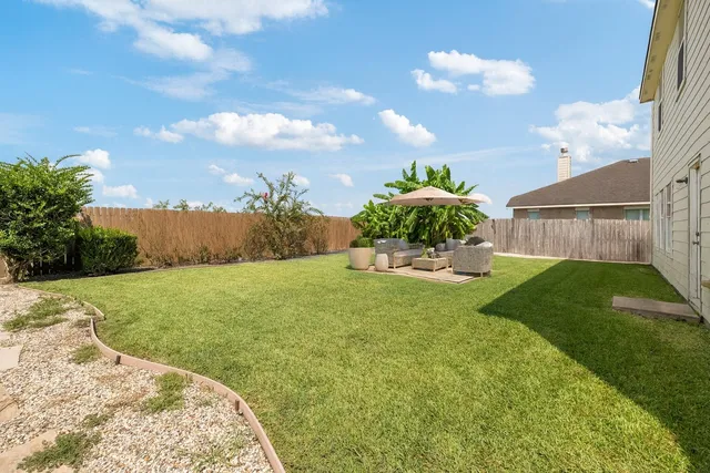 a view of a backyard