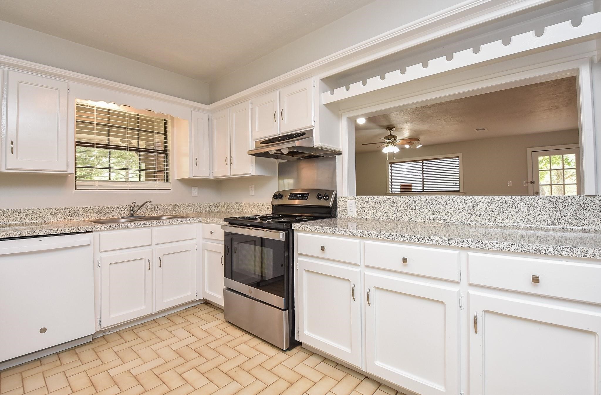 12713 Roy Harris Loop Conroe, TX 77306 - Photo 29 of 41