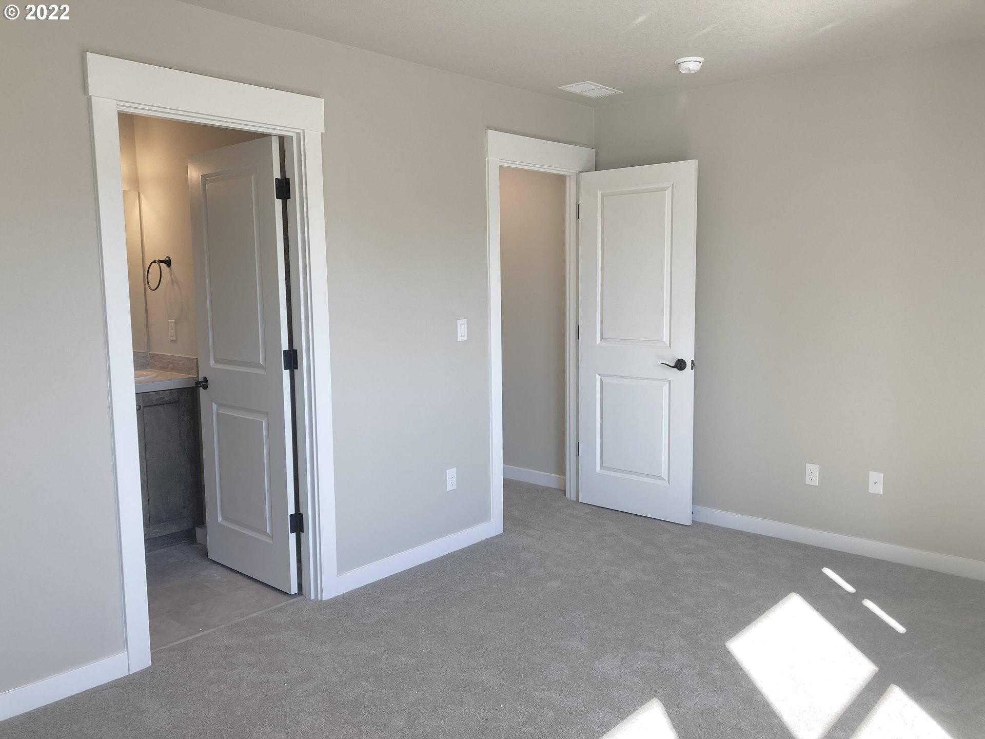 7250 South Ridge Way Ridgefield, WA 98642 - Photo 11 of 16 an empty room with closet and a bathroom