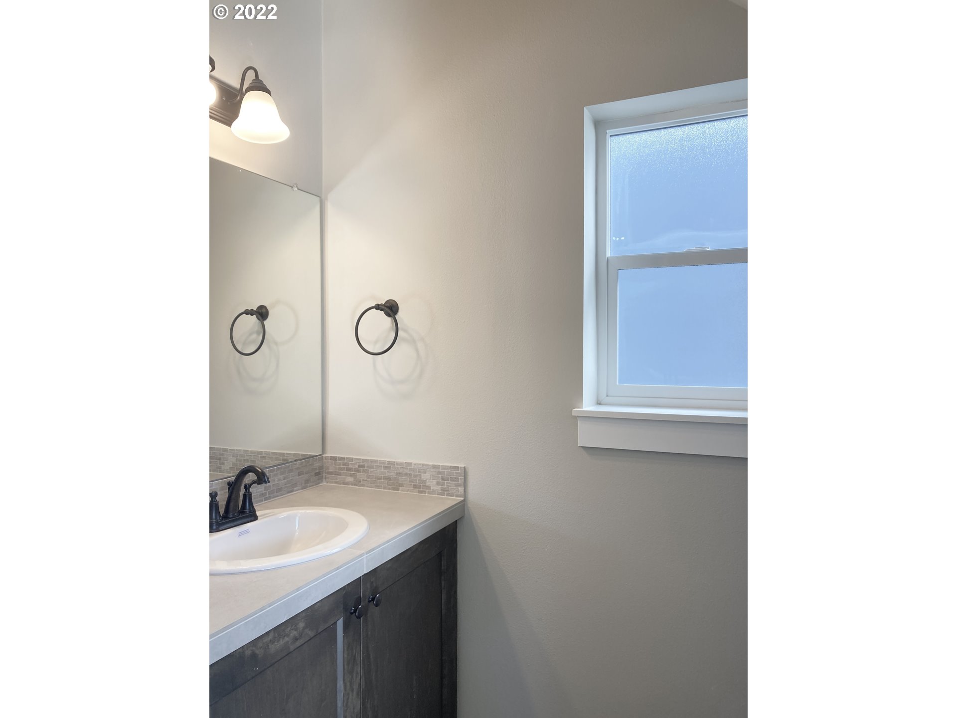 7250 South Ridge Way Ridgefield, WA 98642 - Photo 4 of 16 a bathroom with a sink and a mirror