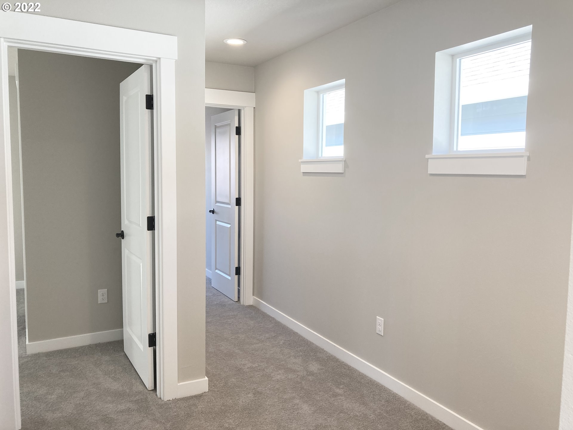 7250 South Ridge Way Ridgefield, WA 98642 - Photo 6 of 16 an empty room with windows and closet
